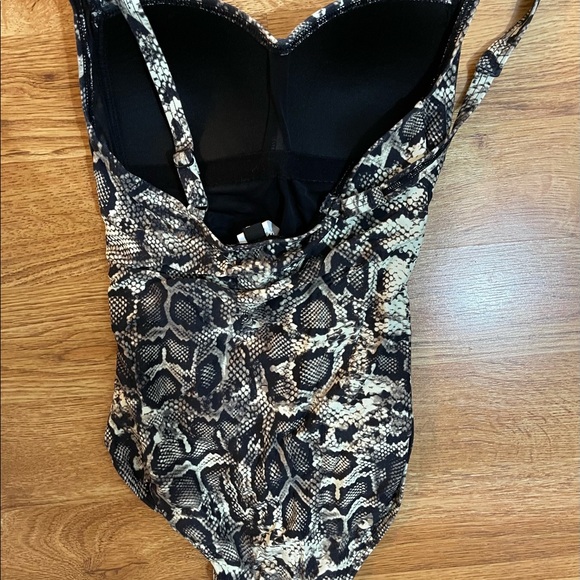 Women Swimsuit - Picture 2 of 5